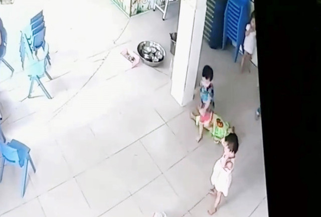 Bé trai 17 tháng tuổi bị 4 bạn cùng lớp giẫm đạp lên người Be trai 17 thang tuoi bi 4 ban cung lop giam dap len nguoi