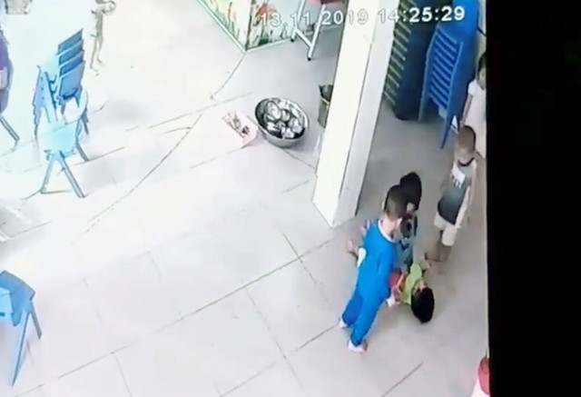 Bé trai 17 tháng tuổi bị 4 bạn cùng lớp giẫm đạp lên người - Hình 2 Be trai 17 thang tuoi bi 4 ban cung lop giam dap len nguoi-Hinh-2