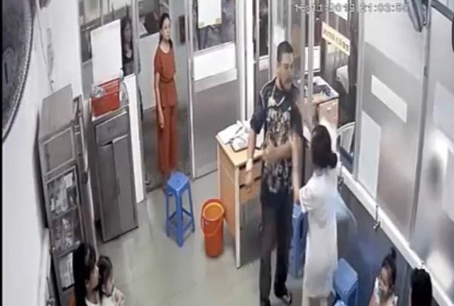 Bệnh viện là nơi cứu người nhưng côn đồ tới quậy như lãnh địa riêng Benh vien la noi cuu nguoi nhung con do toi quay nhu lanh dia rieng