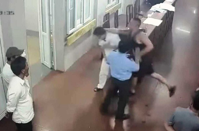 Bệnh viện là nơi cứu người nhưng côn đồ tới quậy như lãnh địa riêng - Hình 3 Benh vien la noi cuu nguoi nhung con do toi quay nhu lanh dia rieng-Hinh-3