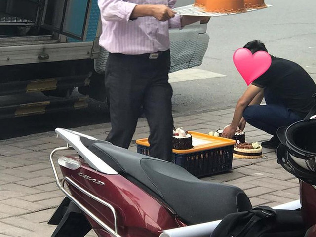 Khách bàng hoàng khi nhân viên Paris Gateaux đặt bánh xuống vỉa hè bụi bặm - Hình 2 Khach bang hoang khi nhan vien Paris Gateaux dat banh xuong via he bui bam-Hinh-2