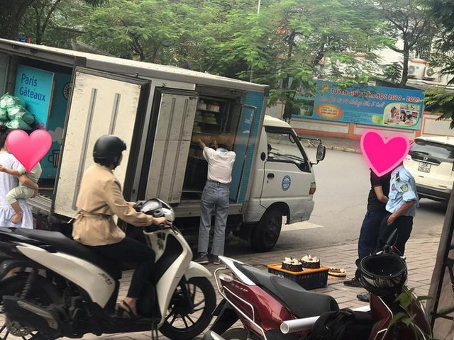 Khách bàng hoàng khi nhân viên Paris Gateaux đặt bánh xuống vỉa hè bụi bặm - Hình 3 Khach bang hoang khi nhan vien Paris Gateaux dat banh xuong via he bui bam-Hinh-3