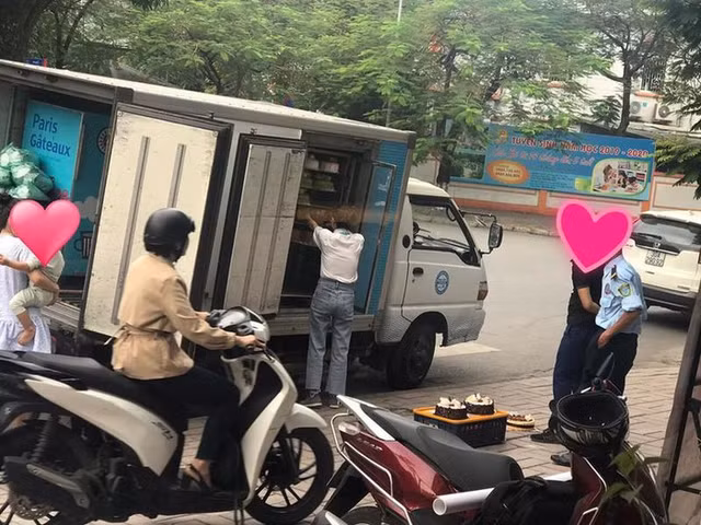 Khach bang hoang khi nhan vien Paris Gateaux dat banh xuong via he bui bam-Hinh-3