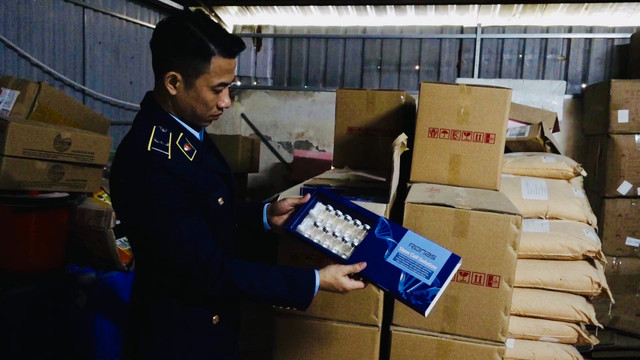 Phanh phui vụ thực phẩm chức năng, mỹ phẩm sản xuất trong... trại nuôi gà - Hình 2 Phanh phui vu thuc pham chuc nang, my pham san xuat trong... trai nuoi ga-Hinh-2