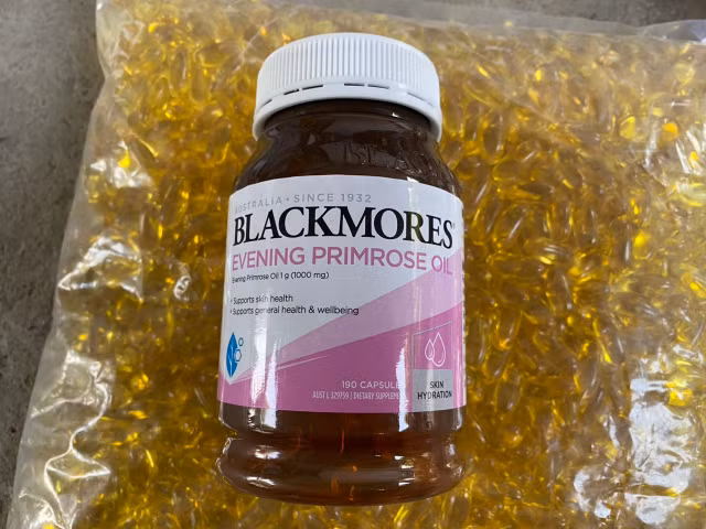 Phanh phui vu thuc pham chuc nang, my pham san xuat trong... trai nuoi ga-Hinh-3