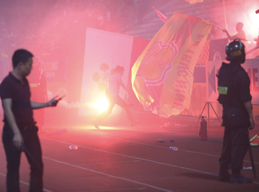 Cổ động viên nữ bê bết máu vì dính pháo sáng trong trận Nam Định thua CLB Hà Nội - Hình 4 Co dong vien nu be bet mau vi dinh phao sang trong tran Nam Dinh thua CLB Ha Noi-Hinh-4