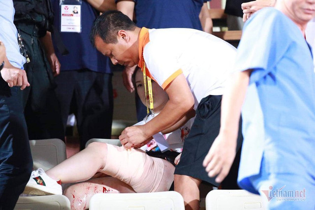 Cổ động viên nữ bê bết máu vì dính pháo sáng trong trận Nam Định thua CLB Hà Nội - Hình 9 Co dong vien nu be bet mau vi dinh phao sang trong tran Nam Dinh thua CLB Ha Noi-Hinh-9