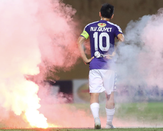 Cổ động viên nữ bê bết máu vì dính pháo sáng trong trận Nam Định thua CLB Hà Nội - Hình 3 Co dong vien nu be bet mau vi dinh phao sang trong tran Nam Dinh thua CLB Ha Noi-Hinh-3