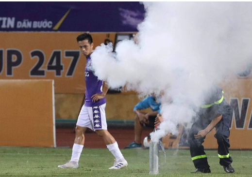 Cổ động viên nữ bê bết máu vì dính pháo sáng trong trận Nam Định thua CLB Hà Nội - Hình 5 Co dong vien nu be bet mau vi dinh phao sang trong tran Nam Dinh thua CLB Ha Noi-Hinh-5