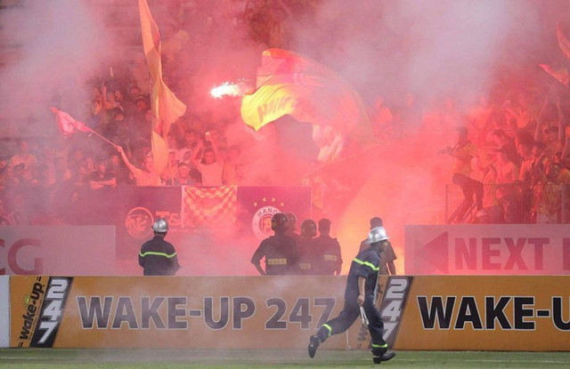 Cổ động viên nữ bê bết máu vì dính pháo sáng trong trận Nam Định thua CLB Hà Nội - Hình 11 Co dong vien nu be bet mau vi dinh phao sang trong tran Nam Dinh thua CLB Ha Noi-Hinh-11