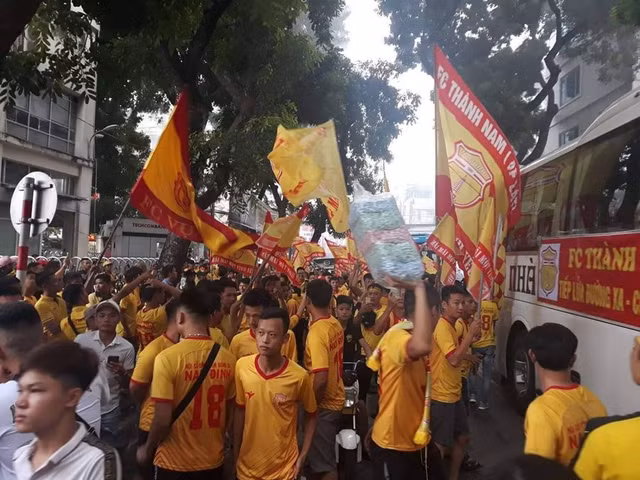 Co dong vien nu be bet mau vi dinh phao sang trong tran Nam Dinh thua CLB Ha Noi-Hinh-2