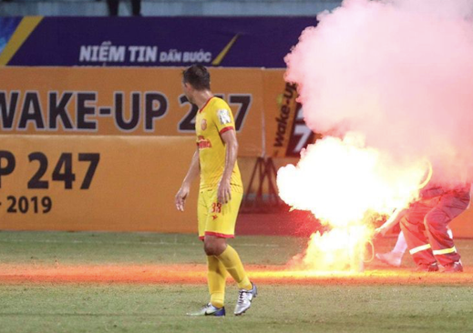 Cổ động viên nữ bê bết máu vì dính pháo sáng trong trận Nam Định thua CLB Hà Nội - Hình 6 Co dong vien nu be bet mau vi dinh phao sang trong tran Nam Dinh thua CLB Ha Noi-Hinh-6