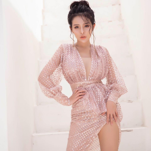 Bộ ảnh nóng bỏng tay của Ngân 98 sau một ngày bị kẻ xấu phát tán clip 'nhạy cảm' - Hình 2 Bo anh nong bong tay cua Ngan 98 sau mot ngay bi ke xau phat tan clip 'nhay cam'-Hinh-2