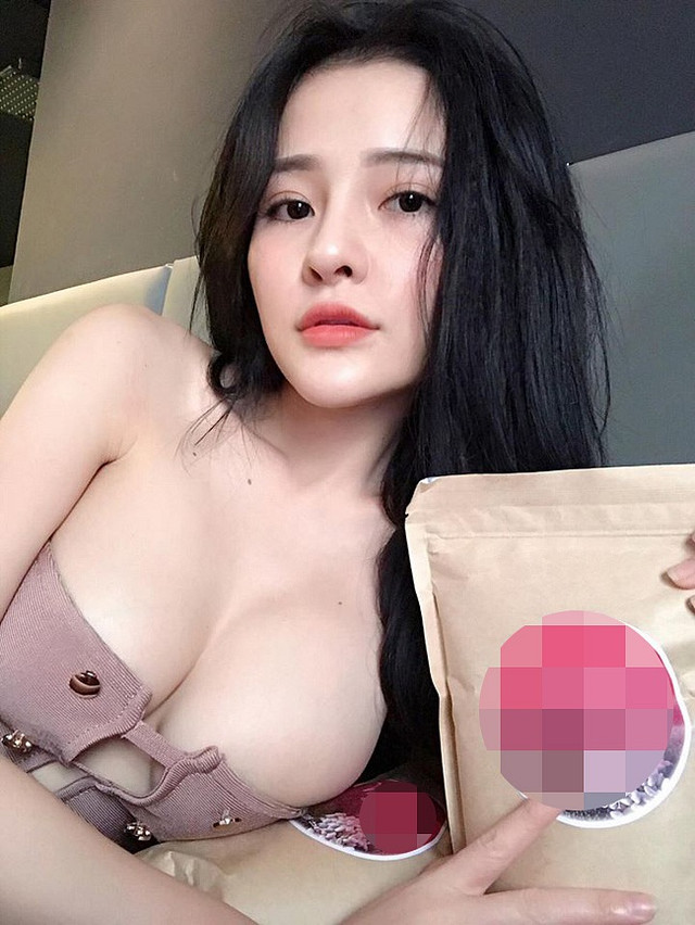 Bộ ảnh nóng bỏng tay của Ngân 98 sau một ngày bị kẻ xấu phát tán clip 'nhạy cảm' - Hình 13 Bo anh nong bong tay cua Ngan 98 sau mot ngay bi ke xau phat tan clip 'nhay cam'-Hinh-13