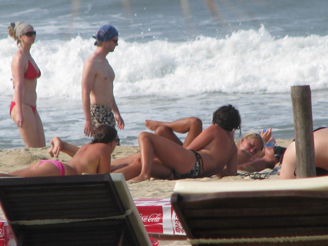 Khách Tây khỏa thân tắm nắng trên bãi biển Hội An gây xôn xao là ảnh chụp từ năm 2008 - Hình 2 Khach Tay khoa than tam nang tren bai bien Hoi An gay xon xao la anh chup tu nam 2008-Hinh-2