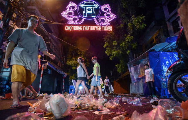 Đường phố biến thành biển rác sau đêm Trung Thu, công nhân vệ sinh nai lưng ra dọn Duong pho bien thanh bien rac sau dem Trung Thu, cong nhan ve sinh nai lung ra don