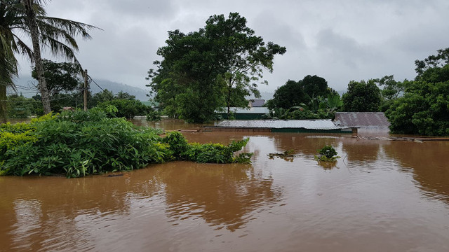 Hàng nghìn ngôi nhà ở miền Trung ngập lút nóc, dân bơi xuồng trên phố - Hình 5 Hang nghin ngoi nha o mien Trung ngap lut noc, dan boi xuong tren pho-Hinh-5