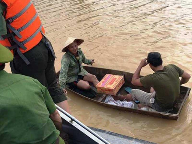 Hàng nghìn ngôi nhà ở miền Trung ngập lút nóc, dân bơi xuồng trên phố - Hình 2 Hang nghin ngoi nha o mien Trung ngap lut noc, dan boi xuong tren pho-Hinh-2