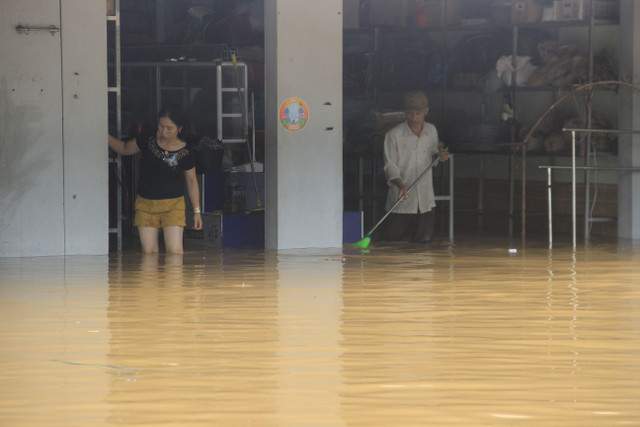 Hàng nghìn ngôi nhà ở miền Trung ngập lút nóc, dân bơi xuồng trên phố - Hình 12 Hang nghin ngoi nha o mien Trung ngap lut noc, dan boi xuong tren pho-Hinh-12