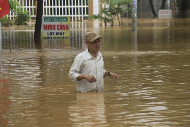 Hàng nghìn ngôi nhà ở miền Trung ngập lút nóc, dân bơi xuồng trên phố - Hình 13 Hang nghin ngoi nha o mien Trung ngap lut noc, dan boi xuong tren pho-Hinh-13