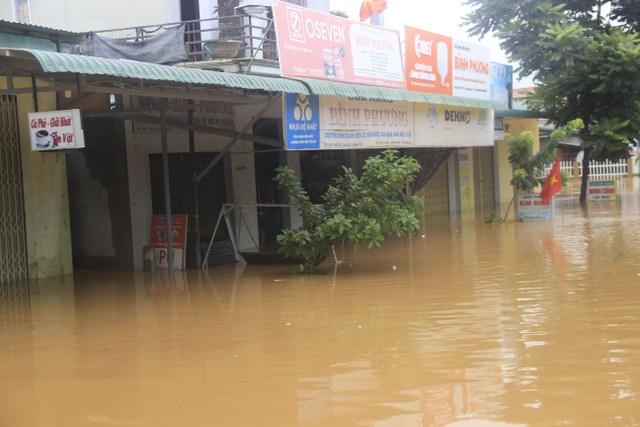 Hàng nghìn ngôi nhà ở miền Trung ngập lút nóc, dân bơi xuồng trên phố - Hình 11 Hang nghin ngoi nha o mien Trung ngap lut noc, dan boi xuong tren pho-Hinh-11