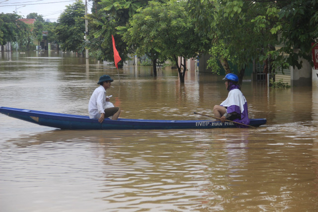 Hàng nghìn ngôi nhà ở miền Trung ngập lút nóc, dân bơi xuồng trên phố - Hình 14 Hang nghin ngoi nha o mien Trung ngap lut noc, dan boi xuong tren pho-Hinh-14