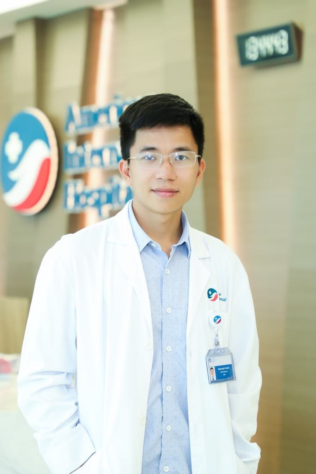 Bác sĩ bán xe sang Porsche Macan được 3 tỷ đồng giúp học trò vùng bão lũ Bac si ban xe sang Porsche Macan duoc 3 ty dong giup hoc tro vung bao lu