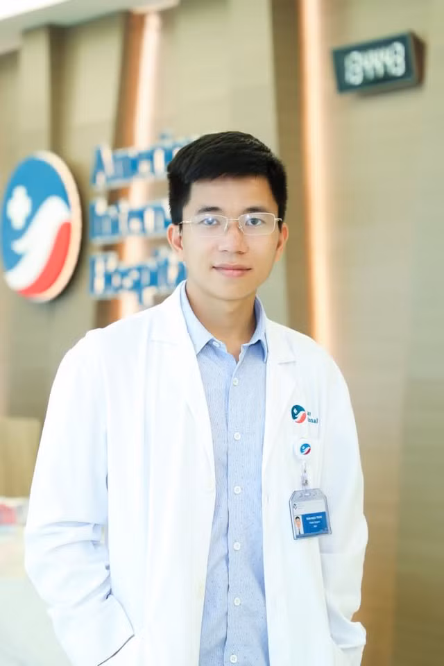 Bac si ban xe sang Porsche Macan duoc 3 ty dong giup hoc tro vung bao lu