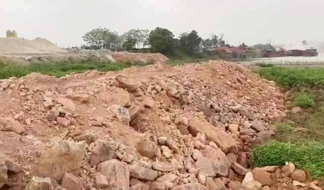 Cả trăm mét sông bị Cty Thăng Long san lấp trái phép: Hạt quản lý đê Sóc Sơn nói gì? - Hình 2 Ca tram met song bi Cty Thang Long san lap trai phep: Hat quan ly de Soc Son noi gi?-Hinh-2
