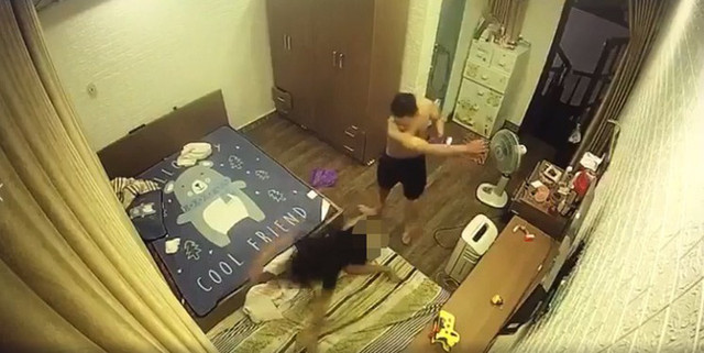 Clip chồng hờ đánh vợ dã man trước mặt người giúp việc và con nhỏ - Hình 2 Clip chong ho danh vo da man truoc mat nguoi giup viec va con nho-Hinh-2