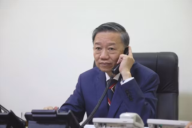 Bo truong Cong an To Lam dien dam voi Bo truong Noi vu Anh ve 39 nguoi chet trong container