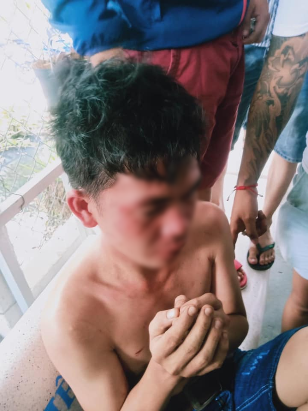 Lộ clip đánh con từ 2 năm trước, người cha bị dân mạng kéo đến nhà đánh chảy máu mặt Lo clip danh con tu 2 nam truoc, nguoi cha bi dan mang keo den nha danh chay mau mat