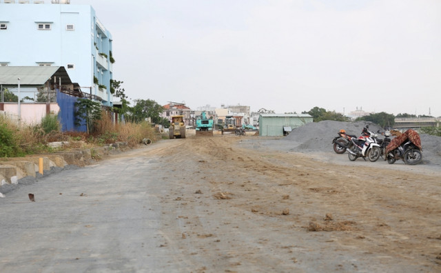 Cận cảnh đường ven sông Đồng Nai gần 2.000 tỷ sau 2 năm khởi công - Hình 7 Can canh duong ven song Dong Nai gan 2.000 ty sau 2 nam khoi cong-Hinh-7