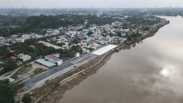 Cận cảnh đường ven sông Đồng Nai gần 2.000 tỷ sau 2 năm khởi công - Hình 2 Can canh duong ven song Dong Nai gan 2.000 ty sau 2 nam khoi cong-Hinh-2