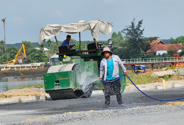 Cận cảnh đường ven sông Đồng Nai gần 2.000 tỷ sau 2 năm khởi công - Hình 5 Can canh duong ven song Dong Nai gan 2.000 ty sau 2 nam khoi cong-Hinh-5