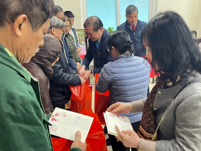 Chủ tịch VUSTA Phan Xuân Dũng chúc Tết tại phường Nhân Chính Chu tich VUSTA Phan Xuan Dung chuc Tet tai phuong Nhan Chinh