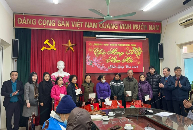 Chủ tịch VUSTA Phan Xuân Dũng chúc Tết tại phường Nhân Chính - Hình 2 Chu tich VUSTA Phan Xuan Dung chuc Tet tai phuong Nhan Chinh-Hinh-2