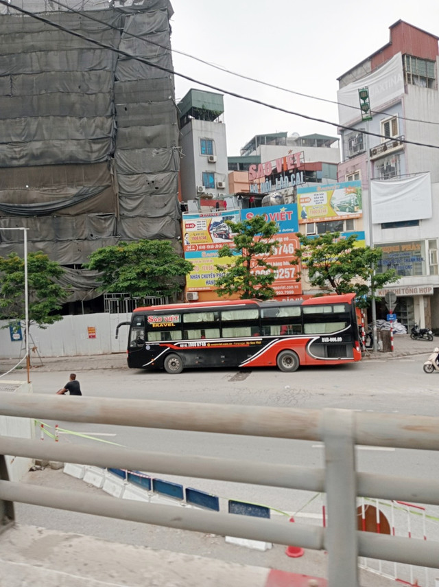 Nhà xe lập 'bến cóc' gần trụ sở cảnh sát giao thông ở Hà Nội - Hình 3 Nha xe lap 'ben coc' gan tru so canh sat giao thong o Ha Noi-Hinh-3