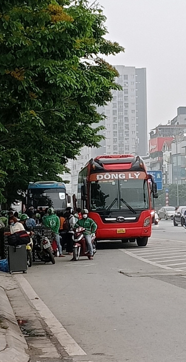 Nhà xe lập 'bến cóc' gần trụ sở cảnh sát giao thông ở Hà Nội Nha xe lap 'ben coc' gan tru so canh sat giao thong o Ha Noi