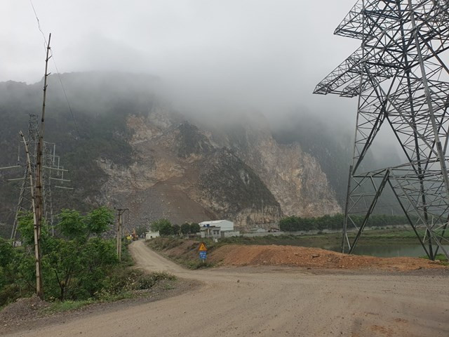 Hồ sơ Công ty VLXD Hòa Bình có mỏ đá bị đình chỉ hoạt động Ho so Cong ty VLXD Hoa Binh co mo da bi dinh chi hoat dong