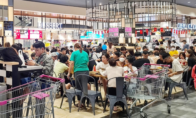 Hình ảnh trung tâm thương mại ở Hà Nội đông nghẹt người dịp lễ 30/4 - Hình 6 Hinh anh trung tam thuong mai o Ha Noi dong nghet nguoi dip le 30/4-Hinh-6