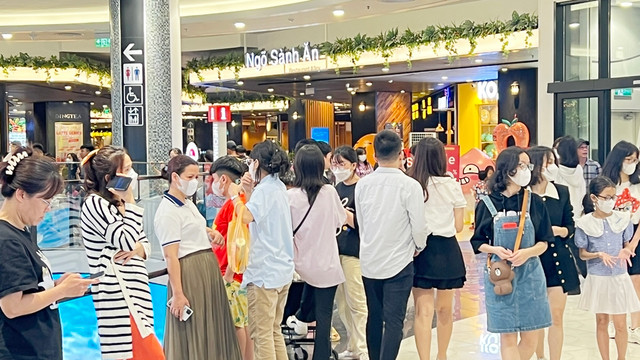 Hình ảnh trung tâm thương mại ở Hà Nội đông nghẹt người dịp lễ 30/4 - Hình 5 Hinh anh trung tam thuong mai o Ha Noi dong nghet nguoi dip le 30/4-Hinh-5