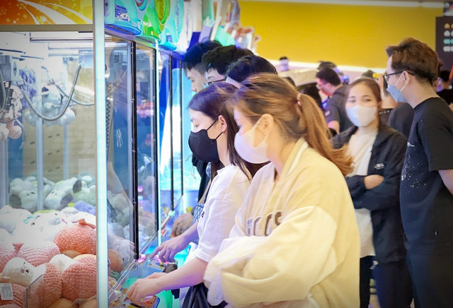 Hình ảnh trung tâm thương mại ở Hà Nội đông nghẹt người dịp lễ 30/4 - Hình 10 Hinh anh trung tam thuong mai o Ha Noi dong nghet nguoi dip le 30/4-Hinh-10