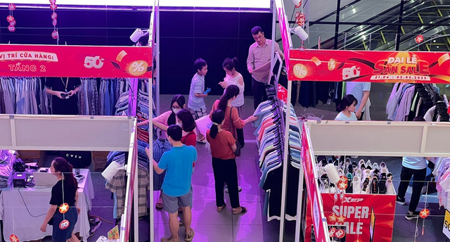 Hình ảnh trung tâm thương mại ở Hà Nội đông nghẹt người dịp lễ 30/4 - Hình 4 Hinh anh trung tam thuong mai o Ha Noi dong nghet nguoi dip le 30/4-Hinh-4