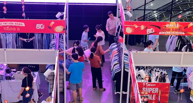 Hinh anh trung tam thuong mai o Ha Noi dong nghet nguoi dip le 30/4-Hinh-4