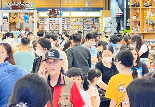 Hinh anh trung tam thuong mai o Ha Noi dong nghet nguoi dip le 30/4-Hinh-12