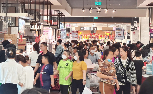 Hình ảnh trung tâm thương mại ở Hà Nội đông nghẹt người dịp lễ 30/4 Hinh anh trung tam thuong mai o Ha Noi dong nghet nguoi dip le 30/4