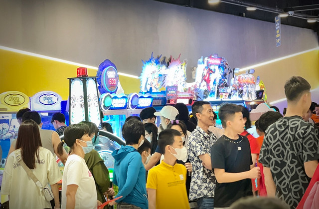 Hình ảnh trung tâm thương mại ở Hà Nội đông nghẹt người dịp lễ 30/4 - Hình 9 Hinh anh trung tam thuong mai o Ha Noi dong nghet nguoi dip le 30/4-Hinh-9