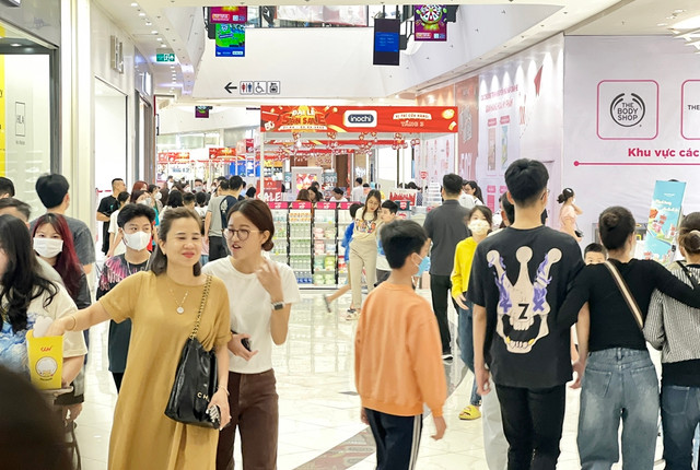 Hình ảnh trung tâm thương mại ở Hà Nội đông nghẹt người dịp lễ 30/4 - Hình 2 Hinh anh trung tam thuong mai o Ha Noi dong nghet nguoi dip le 30/4-Hinh-2