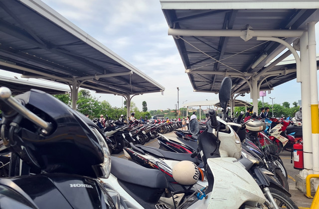 Hình ảnh trung tâm thương mại ở Hà Nội đông nghẹt người dịp lễ 30/4 - Hình 14 Hinh anh trung tam thuong mai o Ha Noi dong nghet nguoi dip le 30/4-Hinh-14